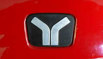 YUGO (auch JUGO), Logo am K�hler eines PKW von 1991, Automobilhersteller im ehemaligen Jugoslawien, sp�ter in Serbien, Aug.2016