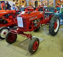 . Mc Cormik Farmall Club, Bj 1950, 4 Zyl - 4 Takt Ottomotor, 975 ccm, 9 Ps bei 1600 U/min, gebaut von 1947 bis 1964, gesehen in der Achenseer Museumswelt / Maurach. 27.12.2016