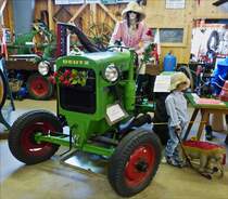 . Deutz F1 M 414  Bauernschlepper , Bj 1939, 1 Zyl - 4 Takt, 1100ccm, 11 Ps bei 1550 U/min, gebaut wurden von 1936 - 1951 19024 St. Preis 2300 Reichsmark, aufgenommen in der Achenseer Museumswelt / Maurach. 27.12.2016