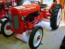 . Massey Ferguson TEA 20 mit Ottomotor, Bj 1948, 4 Zyl -4 Takt mit 1966 ccm und 30 Ps bei 1750 U/min, zwischen 1947 und 1956 wurden 172185 solcher Traktoren gebaut, aufgenommen in der Achenseer Museumswelt / Maurach. 27.12.2016