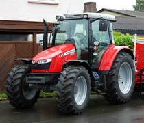 =Massey Ferguson 5611 steht bei Raiffeisen-Technik in Gudensberg im Juli 2016
