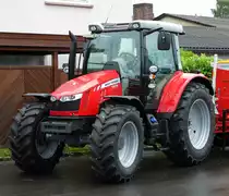 =Massey Ferguson 5611 steht bei Raiffeisen-Technik in Gudensberg im Juli 2016
