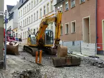 =New Holland-Bagger steht in der Innenstadt von Annaberg-Buchholz, Juli 2016