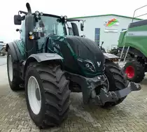 =Valtra steht bei Raiffeisen-Technik in Gudensberg im Juli 2016