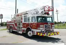 Pierce Ladder Truck  Terrytown Fifth District Volunteer Fire Department # 538  aufgenommen am 26. Mai 2016 in Terrytown, Louisiana / USA.