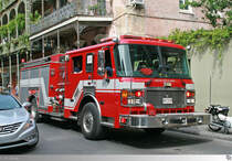 American La France Pumper des New Orleans Fire Department auf Einsatzfahrt am 26. Mai 2016 im berühmten 'French Quater'.