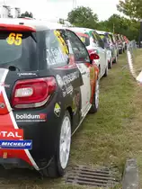 Eine bunte Reihe Rallye-Fahrzeuge, zuvorderst ein Citroen DS 3 R3T (Terry Folb/ Franck le Floch). Aufgenommen im Servicepark der Deutschland-Rallye, 21.08.2016