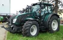 =Valtra steht bei Raiffeisen-Technik in Gudensberg im Juli 2016