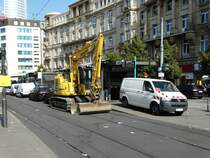 Komatsu Bagger und VGF VW T6 am 02.09.16 in Frankfurt am Main