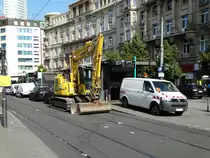 Komatsu Bagger und VGF VW T6 am 02.09.16 in Frankfurt am Main
