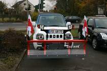 Suzuki Jimny, von  Universal-Reinigung , mit Rumschild und Salzstreuer steht bereit fr den Winterdienst. Gesehen am 25.11.2008 in Fulda