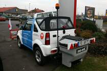 Suzuki Jimny mit angebautem Salzstreuer als Winterdienstfahrzeug der Firma  Universal-Reinigung  am 25.11.2008 in Fulda