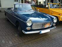 Peugeot 404 Cabriolet. 1961 - 1968. Während die 1960 vorgestellte 404 Limousine bis 1975 produziert wurde, war für das formschöne Cabriolet im September 1968 Schluß. Der abgelichtete Wagen stammt von 1966. Er ist mit einem 4-Zylinderreihenmotor ausgerüstet, der aus einem Hubraum von 1618 cm³ 70 PS leistet. 3. Saarner Oldtimer Cup am 03.09.2016.
