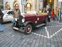 Auch dieser Praga steht fr Stadtrundfahrten bereit, Prag 09.11.08