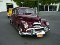 Opel Kapitän. 1951 - 1953. Bei diesem Modell handelt es sich um den  facegelifteten  Vorkriegs-Kapitän. Das Styling hatte Anleihen an den Chevroletmodellen des Jahrganges 1948. Der 6-Zylinderreihenmotor leistet 58 PS aus 2473 cm³ Hubraum. Der abgelichtete Wagen tat 17 Jahre Dienst als Taxi in Passau. 3. Saarner Oldtimer Cup am 03.09.2016.