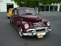 Opel Kapitän. 1951 - 1953. Bei diesem Modell handelt es sich um den  facegelifteten  Vorkriegs-Kapitän. Das Styling hatte Anleihen an den Chevroletmodellen des Jahrganges 1948. Der 6-Zylinderreihenmotor leistet 58 PS aus 2473 cm³ Hubraum. Der abgelichtete Wagen tat 17 Jahre Dienst als Taxi in Passau. 3. Saarner Oldtimer Cup am 03.09.2016.