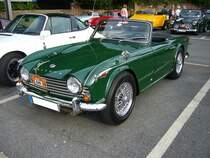Triumph TR4A IRS. 1965 - 1967. Der TR4 wurde bereits 1961 vorgestellt. Im Jahr 1965 gab es einige Detailveränderungen. Der Zusatz IRS weist darauf hin, das der Wagen mit einer unabhängigen, hinteren Radaufhängung ausgerüstet ist. Serie war eine hintere Starrachse. Der 4-Zylinderreihenmotor leistet 103 PS aus 2138 cm³ Hubraum. 3. Saarner Oldtimer Cup am 03.09.2016.