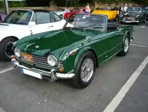 Triumph TR4A IRS. 1965 - 1967. Der TR4 wurde bereits 1961 vorgestellt. Im Jahr 1965 gab es einige Detailveränderungen. Der Zusatz IRS weist darauf hin, das der Wagen mit einer unabhängigen, hinteren Radaufhängung ausgerüstet ist. Serie war eine hintere Starrachse. Der 4-Zylinderreihenmotor leistet 103 PS aus 2138 cm³ Hubraum. 3. Saarner Oldtimer Cup am 03.09.2016.