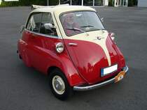 BMW Isetta 250. 1955 - 1962. Die Isetta wurde von der italienischen Firma ISO entwickelt. BMW erwarb die Nachbaulizenz und ersetzte den ursprünglich verbauten Zweitaktmotor durch den Motor des R25 Motorrades. Hier wurde eine Isetta abgelichtet, die nach 1957 produziert wurde. Dieses ist an der Gestaltung der Seiten- und Heckscheibe erkenntlich. Der
1-Zylinderviertaktmotor leistet 12 PS aus 245 cm³ Hubraum. 3. Saarner Oldtimer Cup am 03.09.2016.