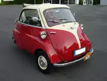 BMW Isetta 250. 1955 - 1962. Die Isetta wurde von der italienischen Firma ISO entwickelt. BMW erwarb die Nachbaulizenz und ersetzte den ursprünglich verbauten Zweitaktmotor durch den Motor des R25 Motorrades. Hier wurde eine Isetta abgelichtet, die nach 1957 produziert wurde. Dieses ist an der Gestaltung der Seiten- und Heckscheibe erkenntlich. Der
1-Zylinderviertaktmotor leistet 12 PS aus 245 cm³ Hubraum. 3. Saarner Oldtimer Cup am 03.09.2016.