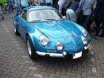 DIN-Alpine Berlinette. Hier handelt es sich um einen ca. 500 mal produzierten Lizenzbau der Renault Alpine A110 Berlinette aus Mexiko. Auch in Mexiko wurde der 1.1l Motor des Renault R8 und der 1.3l Motor des Renault R10 verbaut. 3. Saarner Oldtimer Cup am 03.09.2016.
Ich sortiere ihn trotzdem mal unter Renault Alpine A110 ein!!!!