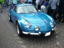 DIN-Alpine Berlinette. Hier handelt es sich um einen ca. 500 mal produzierten Lizenzbau der Renault Alpine A110 Berlinette aus Mexiko. Auch in Mexiko wurde der 1.1l Motor des Renault R8 und der 1.3l Motor des Renault R10 verbaut. 3. Saarner Oldtimer Cup am 03.09.2016.
Ich sortiere ihn trotzdem mal unter Renault Alpine A110 ein!!!!
