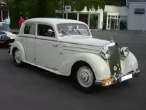 Mercedes Benz W136 VIII 170 S-D. 1953 - 1955. Hier wurde ein Nachkriegs 170´er der letzten Serie abgelichtet. Die W136 Reihe lief noch zwei Jahre parallel zum 1953 vorgestellten W120
(Ponton). Der abgelichtete W136 ist mit dem legendären OM 636 Motor ausgerüstet. Der 
4-Zylindervorkammerdieselmotor leistet 40 PS aus 1767 cm³ Hubraum. 3. Saarner Oldtimer Cup am 03.09.2016.