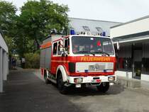 Feuerwehr Neu Isenburg Mercedes Benz TLF 16/25 (Florian Isenburg 1/22) beim Anfahren zu einer Jugendfeuerwehrübung 03.09.16 beim Tag der Offenen Tür
