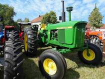 JOHN DEERE 4020 Diesel; quetschte sich in eine enge Parklücke bei der Oldtimerveranstaltung in Rottenbach; 160904