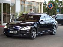 Mercedes S-Klasse vor dem Holiday Inn in Walldorf; 19.07.2008