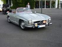 Mercedes Benz W198 II. Februar 1957 - Februar 1963. Hier wurde einer von 1858 gebauten 300SL Roadstern abgelichtet. Den Frontscheinwerfern nach zu urteilen, dürfte es sich um einen USA
Reimport handeln. Der 6-Zylinderreihenmotor hat einen Hubraum von 2996 cm³ Hubraum und leistet 215 PS. Diese Motorleistung verhilft dem Roadster zu einer Höchstgeschwindigkeit von 220 - 250 km/h, je nach georderter Hinterachsübersetzung.