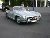 Mercedes Benz W198 II. Februar 1957 - Februar 1963. Hier wurde einer von 1858 gebauten 300SL Roadstern abgelichtet. Den Frontscheinwerfern nach zu urteilen, dürfte es sich um einen USA
Reimport handeln. Der 6-Zylinderreihenmotor hat einen Hubraum von 2996 cm³ Hubraum und leistet 215 PS. Diese Motorleistung verhilft dem Roadster zu einer Höchstgeschwindigkeit von 220 - 250 km/h, je nach georderter Hinterachsübersetzung.