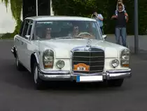 Mercedes Benz W100. 1964 - 1981. Hier wurde einer von 2190  kurzen  600´ern abgelichtet. Es handelt sich um ein ehemaliges Fahrzeug des belgischen Königshauses. Der V8-motor wird über eine Achtstempel-Bosch-Einspritzpumpe mit Krafstoff versorgt und hat einen Hubraum von 
6330 cm³. Mit seinen 250 PS erreicht der 2600 Kilogramm schwere 600´er eine Höchstgeschwindigkeit von 207 km/h. 3. Saarner Oldtimer Cup am 03.09.2016.