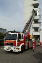 Feuerwehr Neu Isenburg MAN DLK 23/12 (Florian Isenburg 1/30) bei einer Übung der Einsatzabteilung am 03.09.16 beim Tag der Offenen Tür