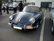 Porsche 356 B Coupe 1600. 1959 - 1963. Hier wurde eine  Dame  genanntes Coupe abgelichtet. Die  Dame  genannten Modelle waren mit einem 4-Zylinderboxermotor, der aus 1582 cm³ 60 PS leistet motorisiert. Es handelt sich sozusagen um das Einsteigermodell. Darüber rangierten die Modelle 1600 Super 75 und 1600 Super 90. 3. Saarner Oldtimer Cup am 03.09.2016.