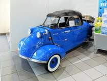 Messerschmitt KR 200 Cabrio, bis ins Kleinste liebevoll restauriert. Produktionsjahr 1955 - 1964. Einzylinder-Zweitakt Fichtel & Sachs, 191 cm³, 10,2 PS. Vierganggetriebe mit elektr. geschaltetem Rückwärtsgang. (Ein mechanischer Rückwärtsgang war gegen Aufpreis lieferbar). Leergewicht 240 kg. Höchstgeschwindigkeit 90 km/h. Ausgestellt am 7. September 2016 in Wetzikon, Kanton Zürich, Schweiz