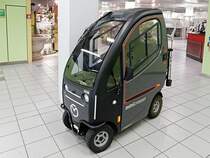 Einsitziges Elektromobil  Mini Crosser Kabine Medema . Der Mini Crosser wird in Skandinavien speziell für nordische Verhältnisse hergestellt. Ausstattung mit Heizung, elektrischem Scheibenwischer/- wascher und Seitenspiegel. Aufgenommen am 7. September 2016 in Wetzikon, Kanton Zürich, Schweiz