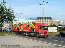 zwei Kartons Vita-Cola, bei der genauen Typenbezeichnung lege ich mich mal nicht fest; laut Kennzeichen gehrt der Lkw zu den Lichtenauer Mineralquellen (bei Chemnitz).