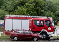 Skoda Fabia I Sedan parkt neben einem Löschfahrzeug. Das Feuerwehrauto ist ein Renault-Rába.