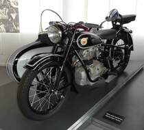 =Simson 425 T (248 ccm, 12 PS, Bj. 1958) mit Stoye SM - Seitenwagen. steht in der Eisenacher Automobilwelt im Juli 2016