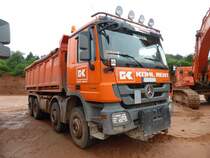 Mercedes-Benz Actros 4144 eingesetzt beim Bau der Ortsumgehung Konz-Könen, 12.06.2016