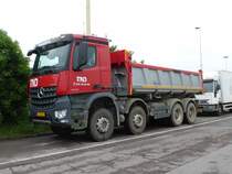 Mercedes-Benz Arocs 3245 auf einem Parkplatz bei Luxembourg, 16.05.2016