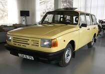 =Wartburg 353 Kombi steht in der Eisenacher Automobilwelt im Juli 2016. 