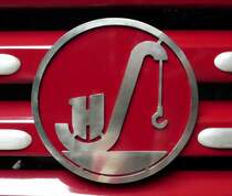 =Logo des Autodrehkran ADK III/3 Puma, Bj. 1963, Hersteller VEB Hebezeugwerk Sebnitz,gesehen  im sächsischen Nutzfahrzeugmuseum Hartmannsdorf, Juli 2016