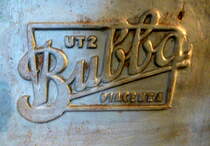 Bubba, gegossenes Firmenschild am Motorblock eines Oldtimer-Traktors, die italienische Firma in Piacenza baute von 1920-52 Traktoren, Sept.2016