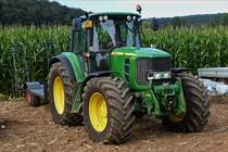 . John Deere 6930 mit Hnger stand am 11.09.2016 nahe dem Traktortreffen von Everlingen auf einem Acker.