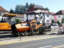 =Vögele Super 900 von Bickardt-Bau, gesehen in Fulda im August 2016