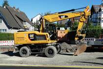 =CAT M320D steht auf einer Baustelle in Fulda, August 2016