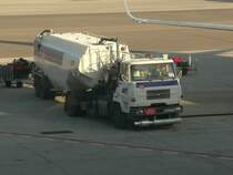 18.11.08,RENAULT-Tankwagen auf dem Flughafen von Palma de Mallorca/Spanien.
