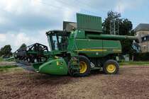 =John Deere 9880i steht bereit für den nächsten Drescheinsatz, August 2016